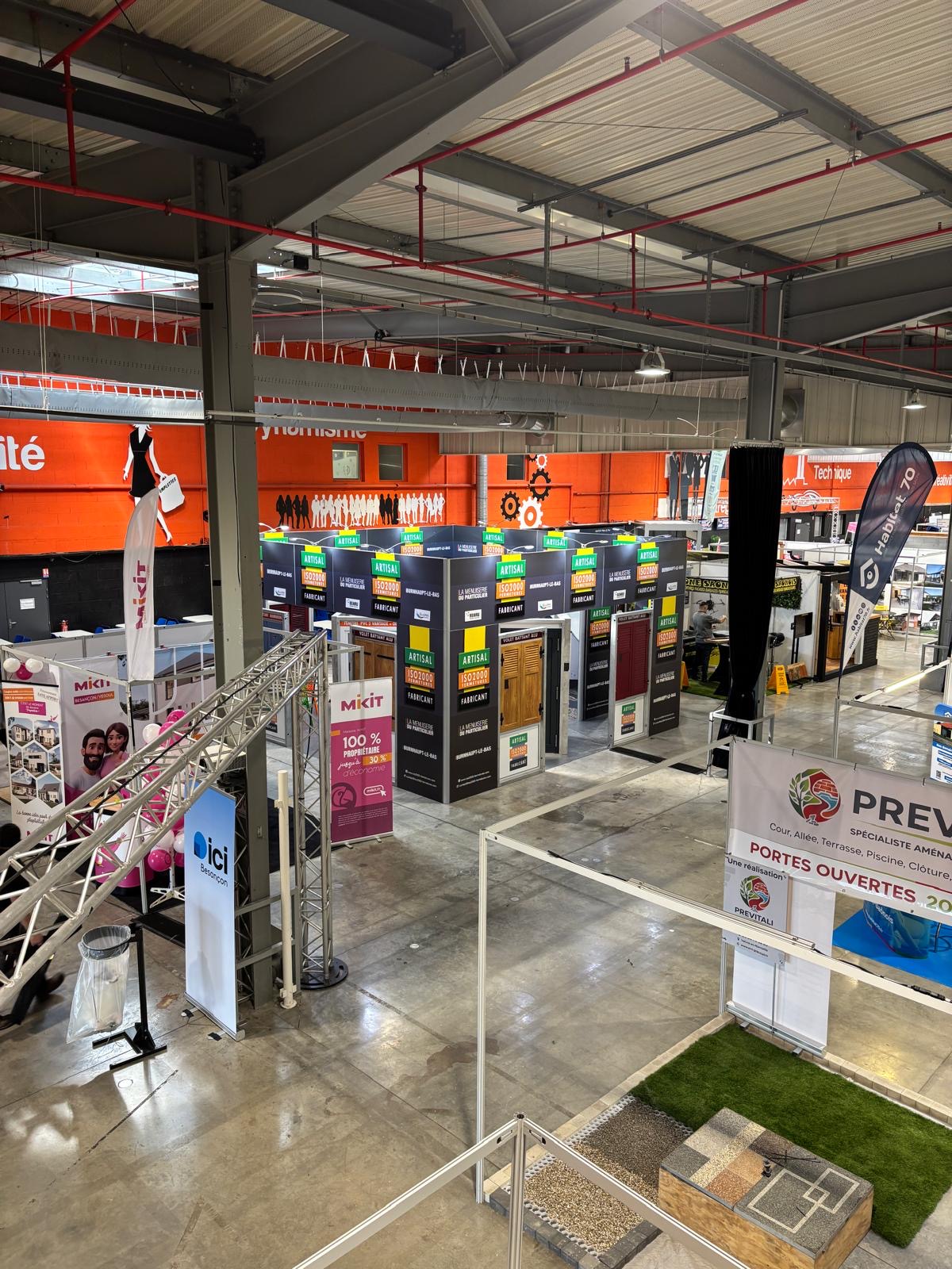 Salon Habitat Vesoul 2026 : vue d’ensemble des stands et allées, secteur rénovation habitat énergie