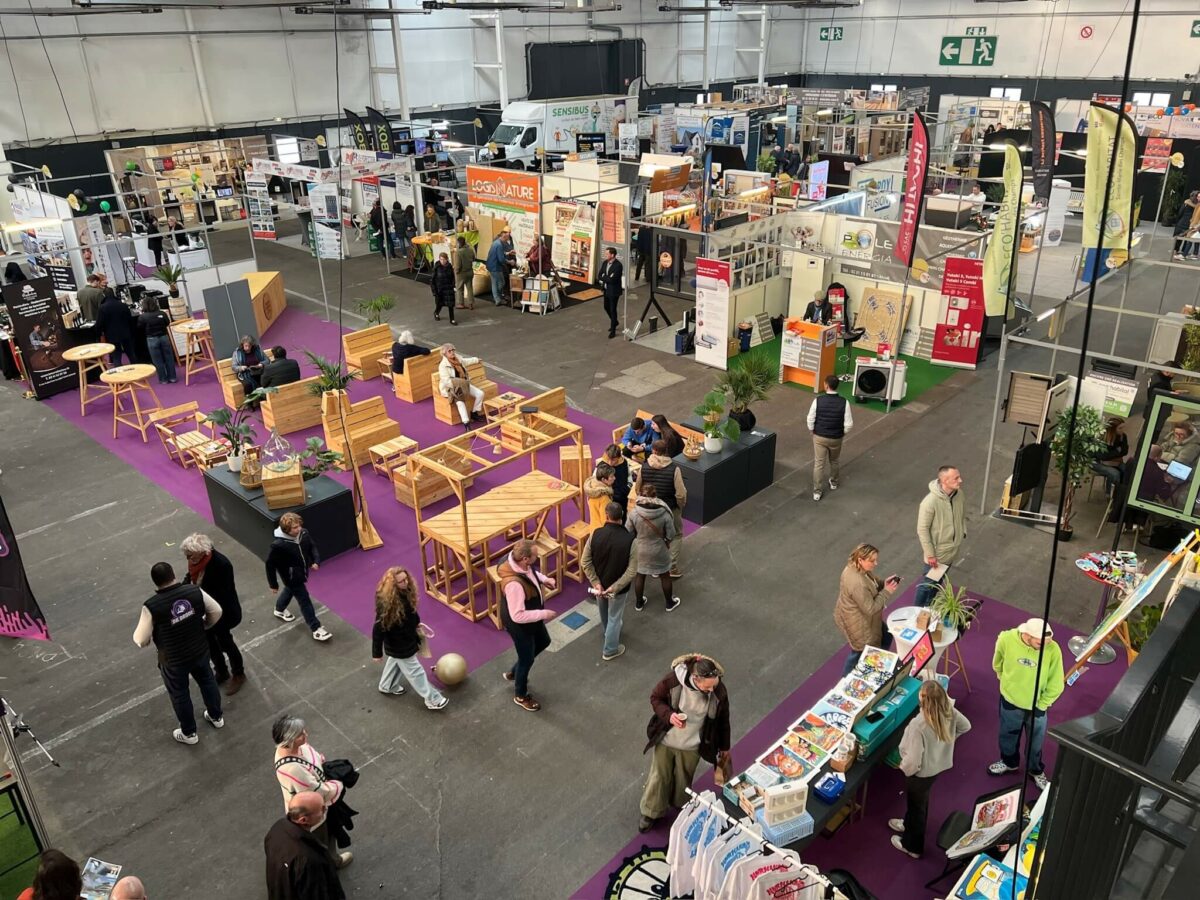 Vue générale du Salon de l’Habitat de Caen avec de nombreux stands