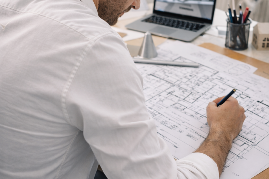 Architecte d’intérieur travaillant sur des plans d’aménagement et de conception d’espace.