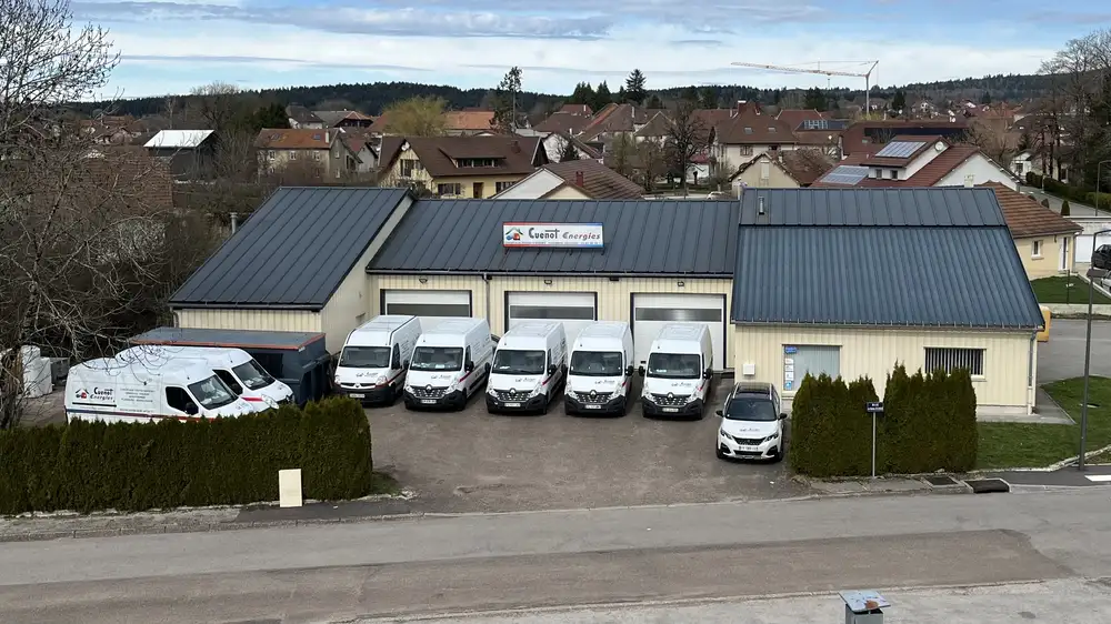 Bâtiment professionnel et véhicules de CUENOT ÉNERGIES à Levier dans le Doubs