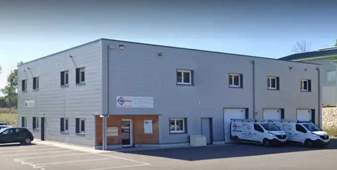 Bâtiment et véhicules de l'entreprise CUCHEROUSSET à Valdahon dans le Doubs
